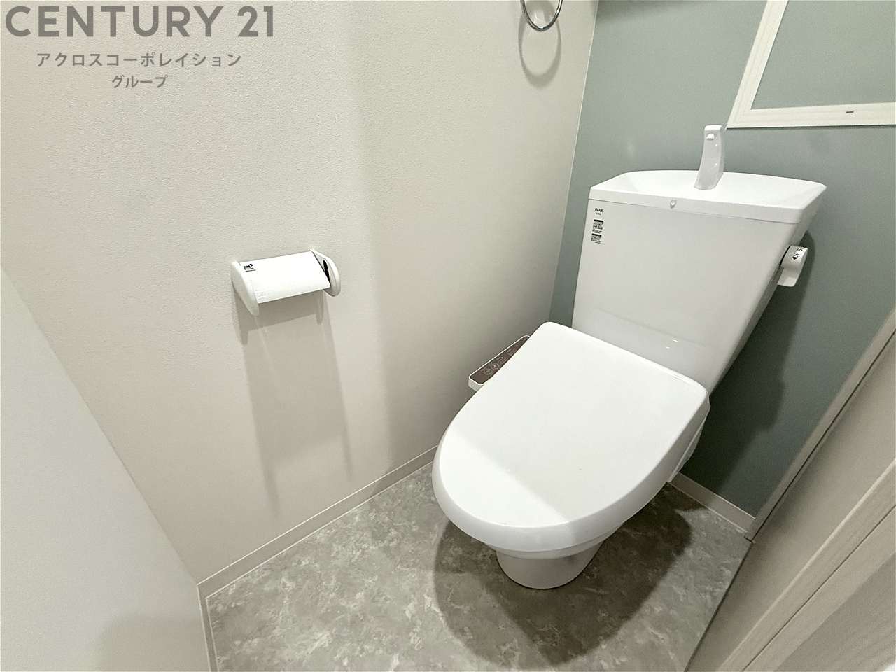 トイレ　温水洗浄便座付きのトイレです♪