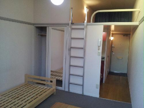 居室・リビング　部屋によって家具家電の有無や床の仕様が異なります