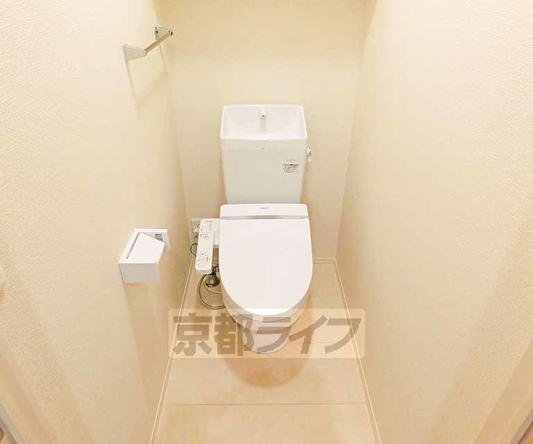 トイレ　トイレ上に収納あります