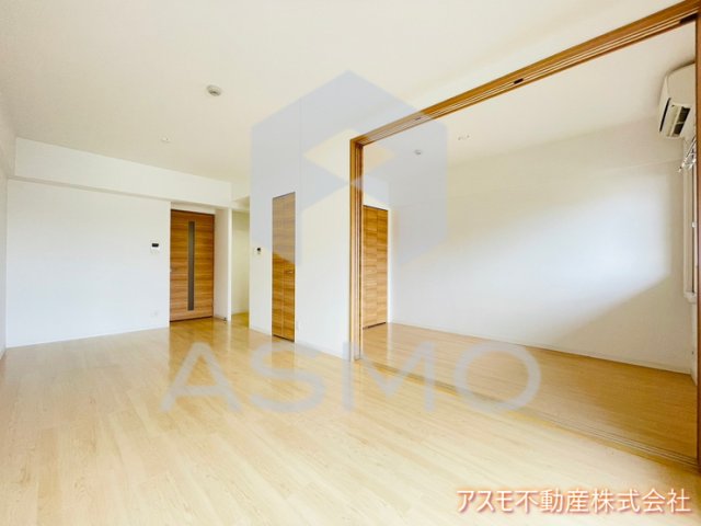 居室・リビング　同マンション参考写真