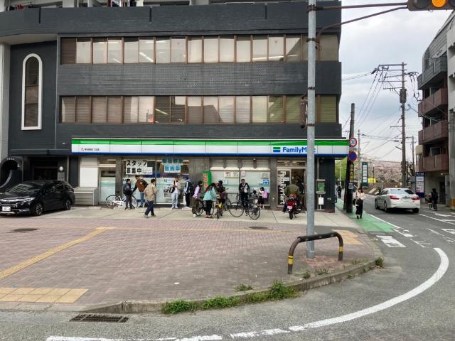 コンビニ　ファミリーマート博多堅粕３丁目店（コンビニ）まで333m