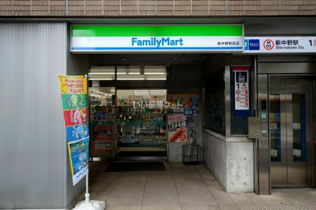 コンビニ　ファミリーマート 新中野駅前店（コンビニ）まで142m