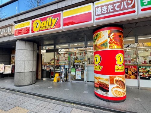 コンビニ　デイリーヤマザキ 台東蔵前駅前店（コンビニ）まで874m
