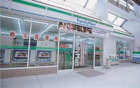 コンビニ　ファミリーマート神戸ファッションマート店（コンビニ）まで447m