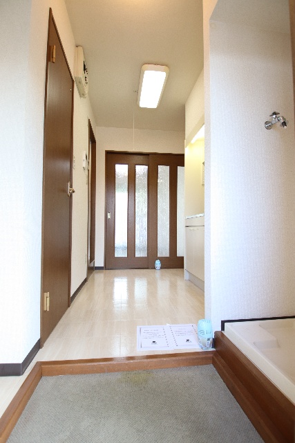 玄関　※別室の参考写真の為、現況優先です。