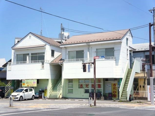 建物外観　１階が店舗、２階が居住用のお部屋です！