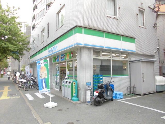 コンビニ　ファミリーマート警固二丁目店（コンビニ）まで334m