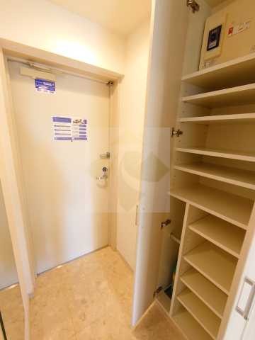 玄関　参考写真　別のお部屋のお写真です