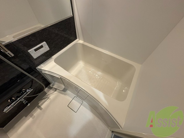 バス・シャワールーム　こちらはバスルームになります。追い焚き機能付です。