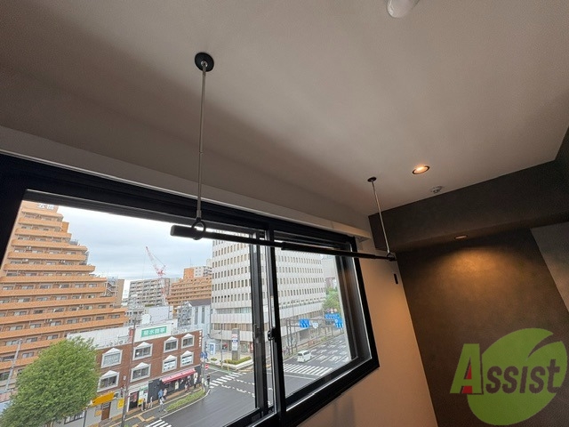 バルコニー　こちらは室内物干しになります。雨の日に便利ですね。