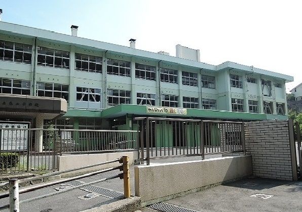 中学校　亀山中学校（中学校）まで1200m