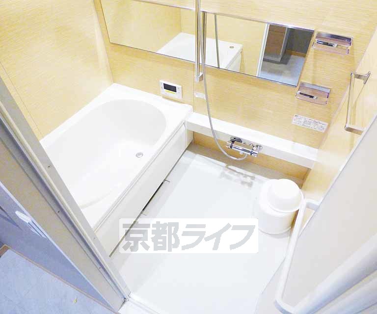 バス・シャワールーム　鏡の付いた便利なお風呂