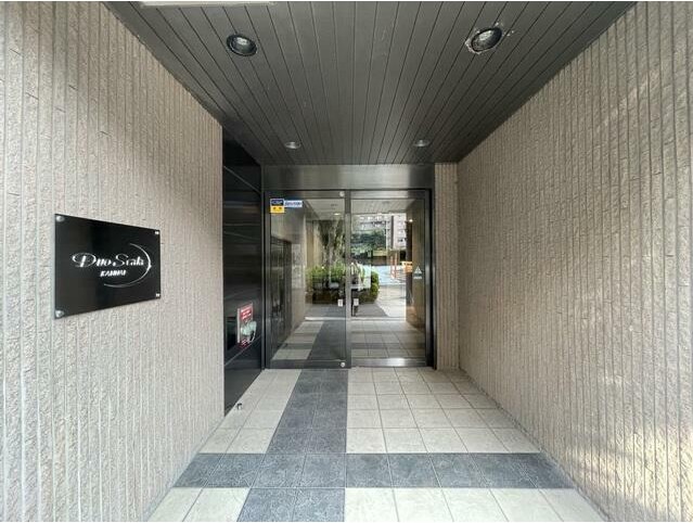 エントランス　重厚感のある建物デザイン♪
