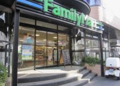 コンビニ　ファミリーマート 南青山四丁目店（コンビニ）まで235m