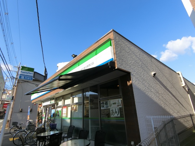 コンビニ　ファミリーマートJR千里丘駅西口店（コンビニ）まで26m