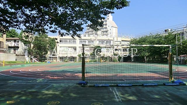 小学校　新宿区立落合第五小学校（小学校）まで673m