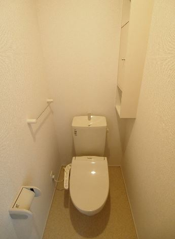 トイレ　落ち着いた色調のトイレです