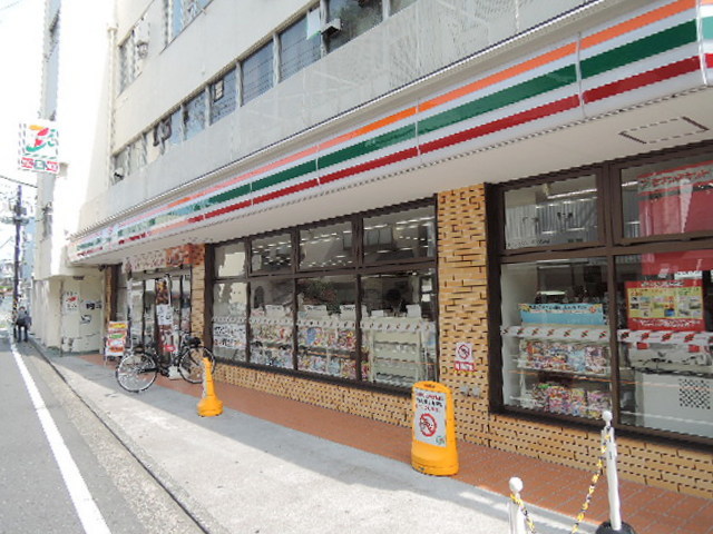 コンビニ　セブンイレブン横浜六浦駅南店（コンビニ）まで832m