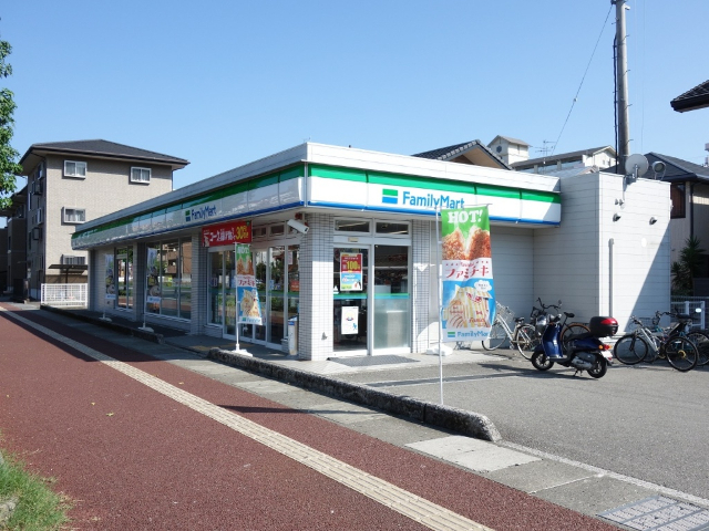 コンビニ　ファミリーマート高知北竹島店（コンビニ）まで184m