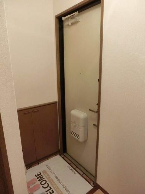 ＪＲ総武線 本八幡駅 バス乗車時間：15分 最寄りバス停で下車 徒歩3分 2階建 築34年の玄関写真