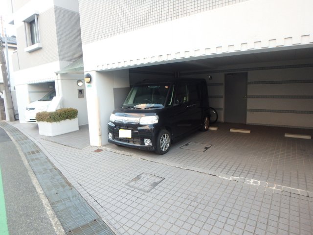 駐車場　駐車場があるので、車を買う予定の方も安心です