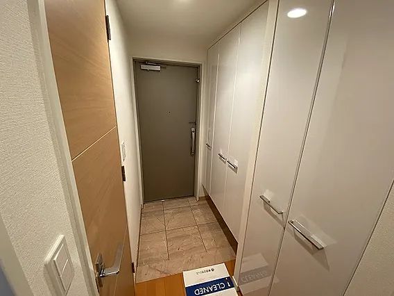 玄関　※別部屋の参考写真です。
