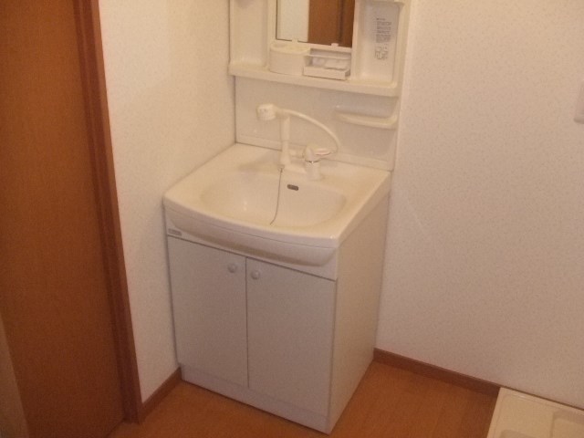 洗面設備　忙しい朝にもうれしい独立洗面台付き
