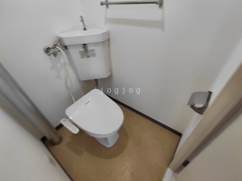 トイレ　嬉しい温水洗浄便座付きのトイレです。