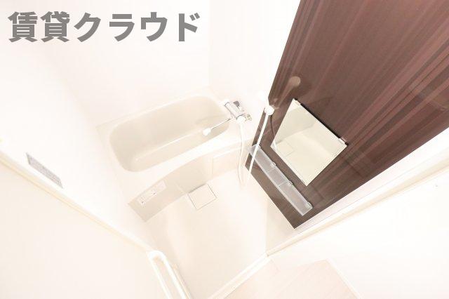 バス・シャワールーム　落ち着いた色合いのアクセントパネスが特徴のお風呂です！