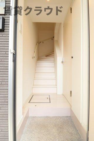 玄関　玄関を開けると階段！これなら訪問者が来てもお部屋が見えること