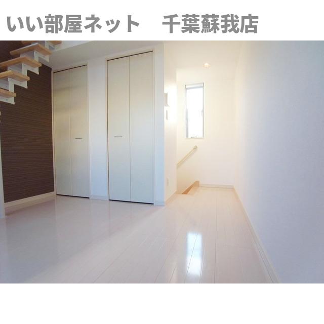 居室・リビング　アクセントクロスがシンプルながら清潔感のあるお部屋にしてくれ