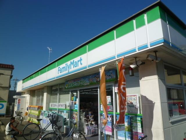 コンビニ　ファミリーマート（コンビニ）まで500m
