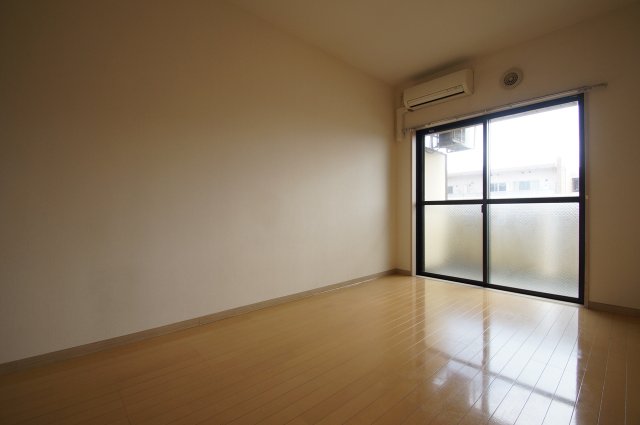 居室・リビング　南向きのお部屋です