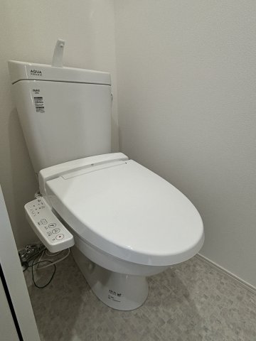 トイレ　落ち着いた色調のトイレです