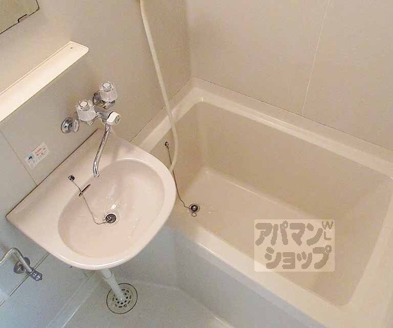 バス・シャワールーム　お風呂、洗面台、トイレの３点セットです