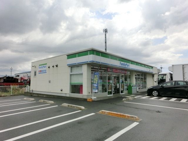 コンビニ　ファミリーマート（コンビニ）まで560m