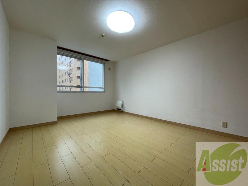その他部屋・スペース　寝室はこちらです。光が差し込む、温かみのあるお部屋です。