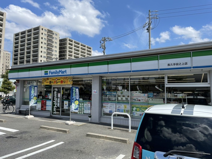コンビニ　ファミリーマート（コンビニ）まで330m