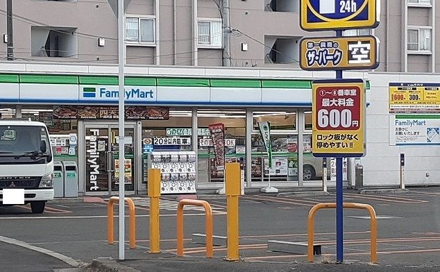 コンビニ　ファミリーマート様（コンビニ）まで350m