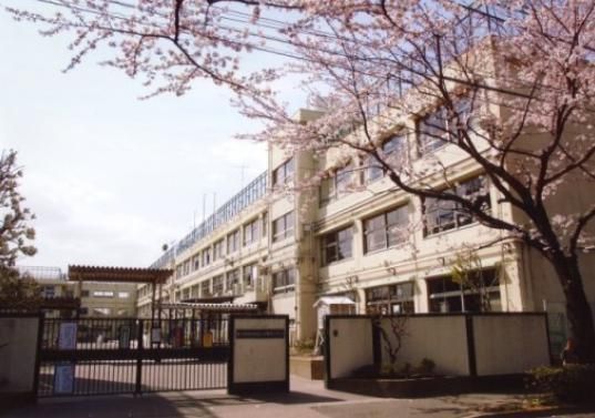 小学校　世田谷区立用賀小学校（小学校）まで556m