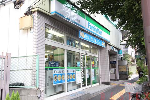 コンビニ　ファミリーマート本駒込駅前店（コンビニ）まで59m