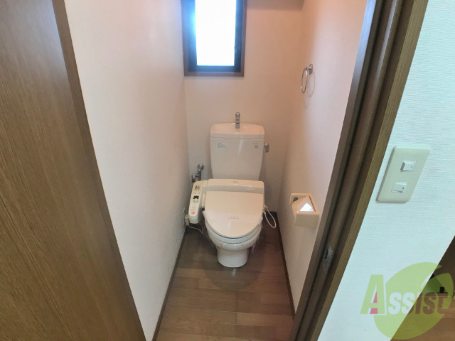トイレ　人気のウォシュレットつきのトイレです。快適ですよ。