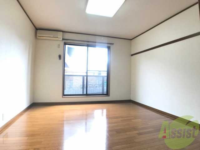 居室・リビング　明るい光が差し込む素敵なお部屋ですね～。
