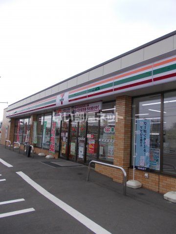 コンビニ　セブンイレブン千歳白樺店（コンビニ）まで615m