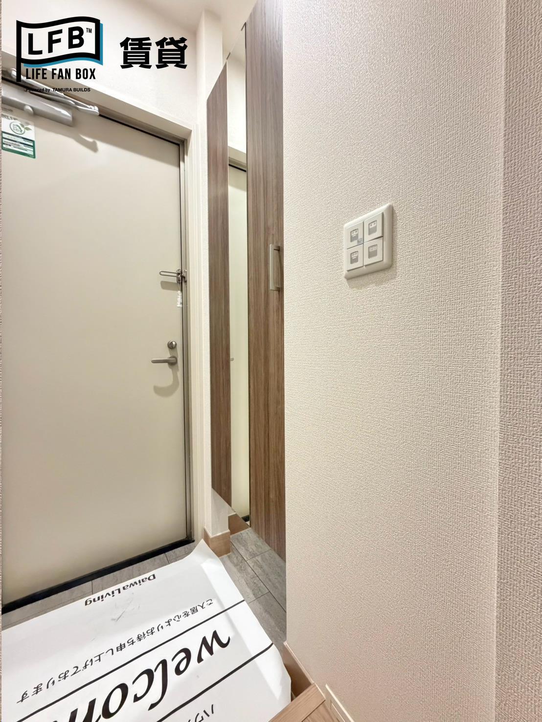 玄関　※同間取り201号室の室内写真です。壁紙や床の色など仕様が異