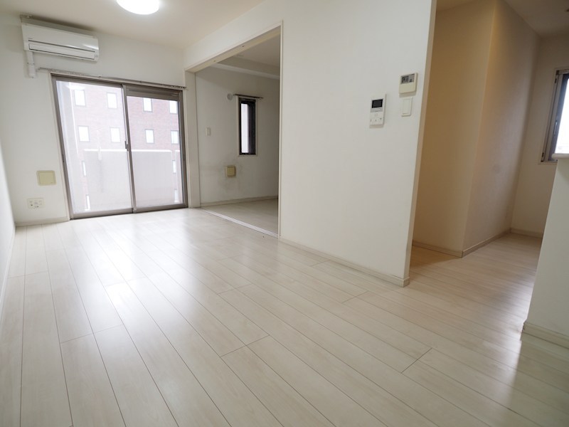 居室・リビング　広々11帖の洋室に独立キッチンで、生活感なし。