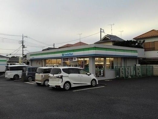 コンビニ　ファミリーマート東松山松山町店（コンビニ）まで210m