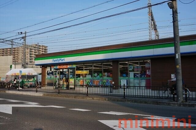コンビニ　ファミリーマート茨木三島中学校南店（コンビニ）まで184m