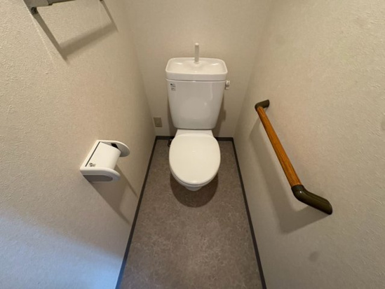 トイレ　落ち着いた色調のトイレです