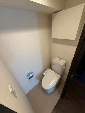 トイレ　※ 掲 載 写 真 は 別 号 室 の も の て す 。